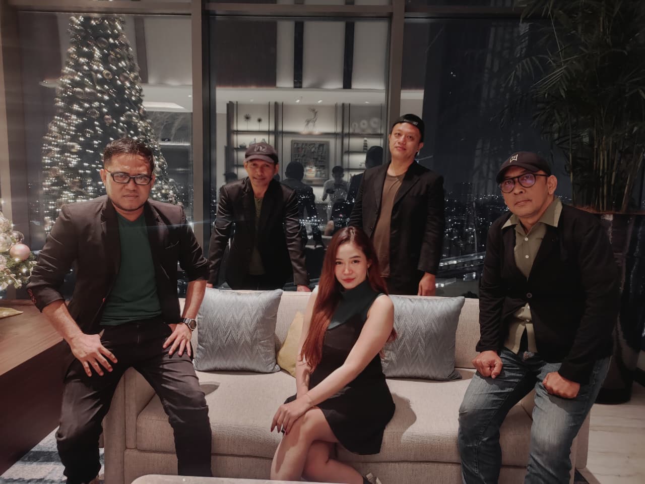 Full Band atau Acoustic Band untuk Wedding Music Band, Gathering Music Band dan Home Music Band serta MC untuk berbagai Macam Acara Spesial